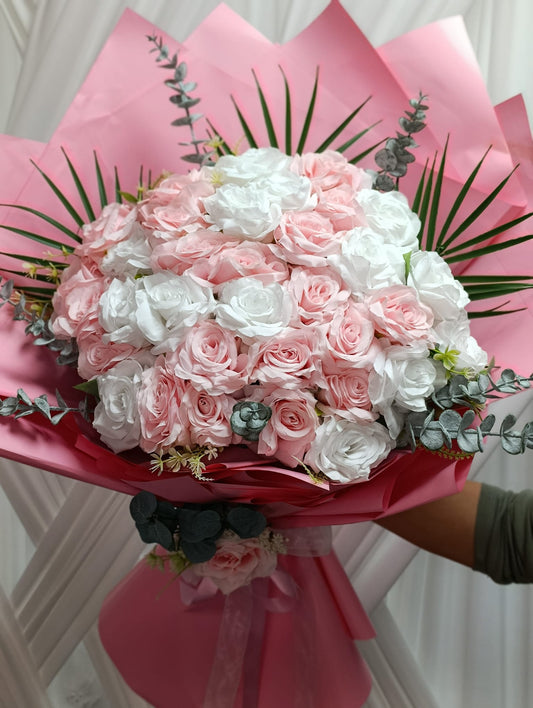 Pembe & Beyaz Yapay Gül Buketi – Romantik ve Kalıcı Aranjman